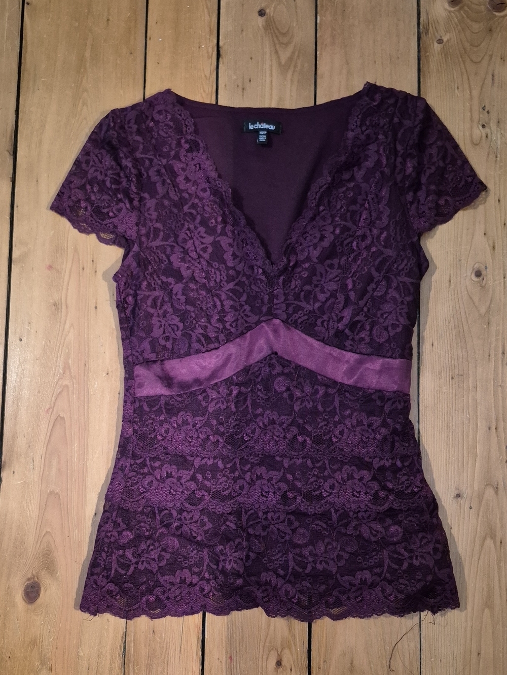 le chateau Plum Lace V-Neck Short Sleeve Top